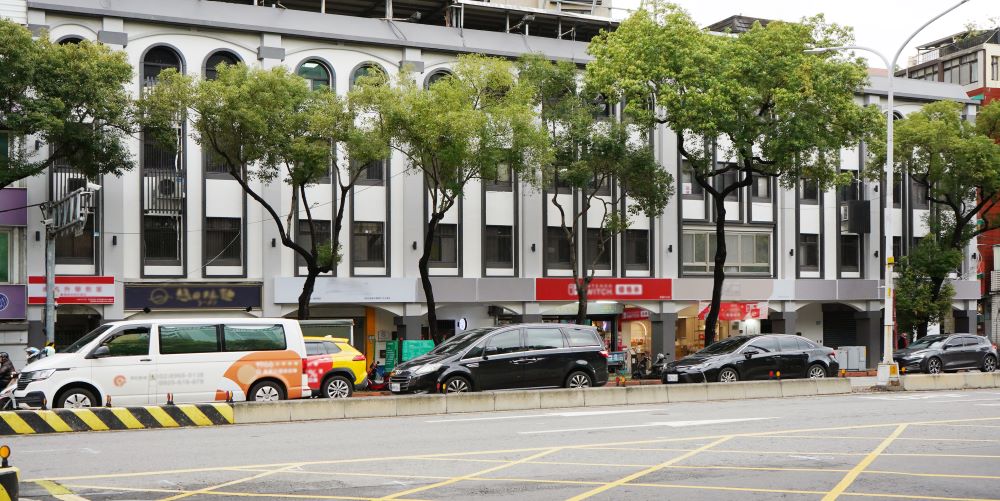 老屋立面翻新亮麗蛻變 新北拉皮完工再一案 1 《圖說》板橋文化路案更新後照片。〈城鄉局提供〉