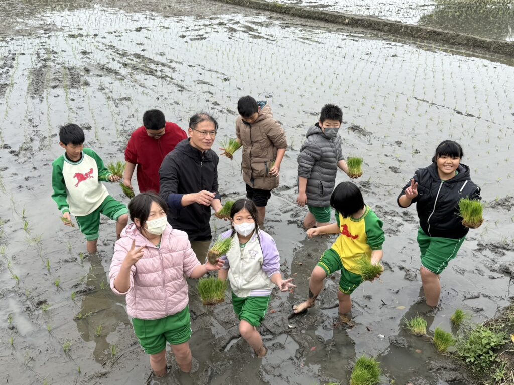 中市農業局邀學童體驗食農教育 繽紛稻田彩繪迎中台灣農業博覽會 2 馬鳴國小李勝億校長與同學們一同走進田間體驗插秧的樂趣 0
