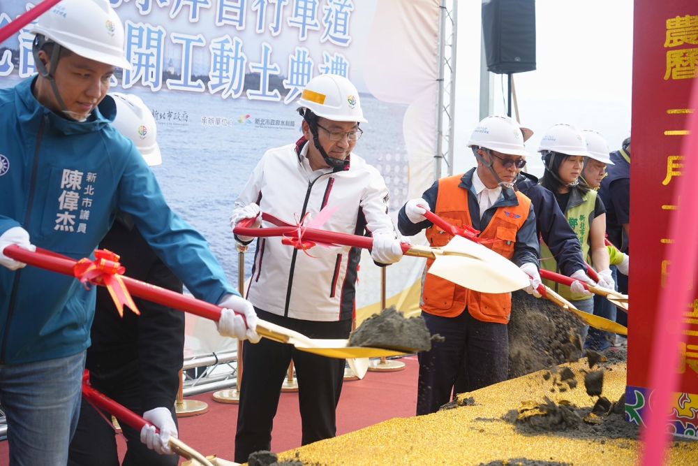 國際級休閒騎行勝地 淡水金色水岸自行車道開工 2 《圖說》市長侯友宜至淡水金色水岸進行動土儀式。〈高灘處提供〉