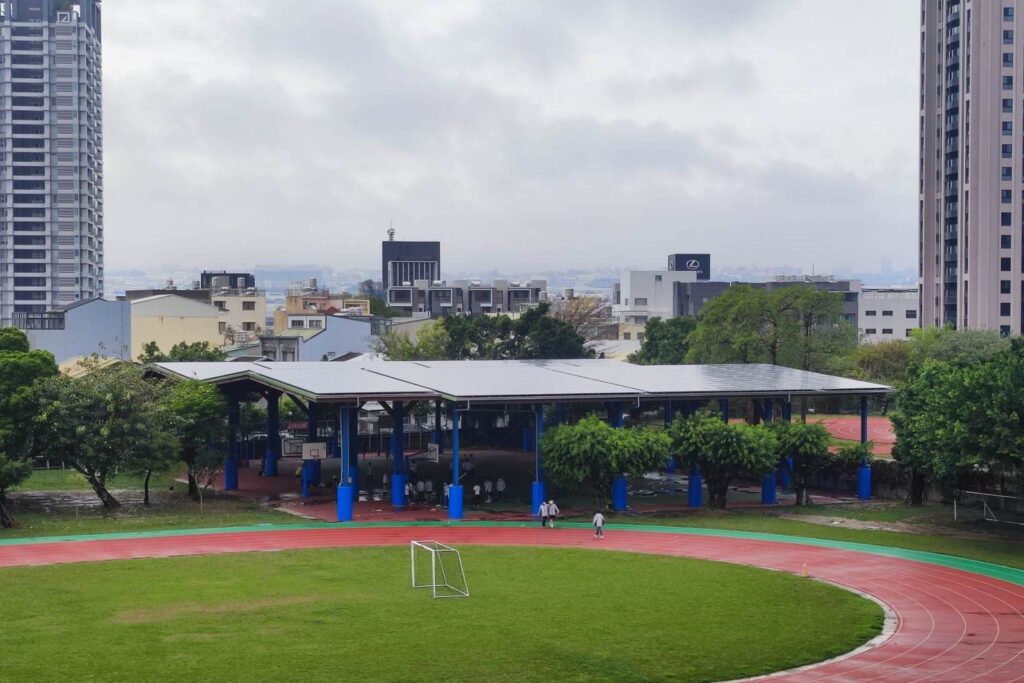 減碳排量節省6億多公帑 中市校園近百座「光電球場」運轉發電 1 黎明國中光電球場1 1