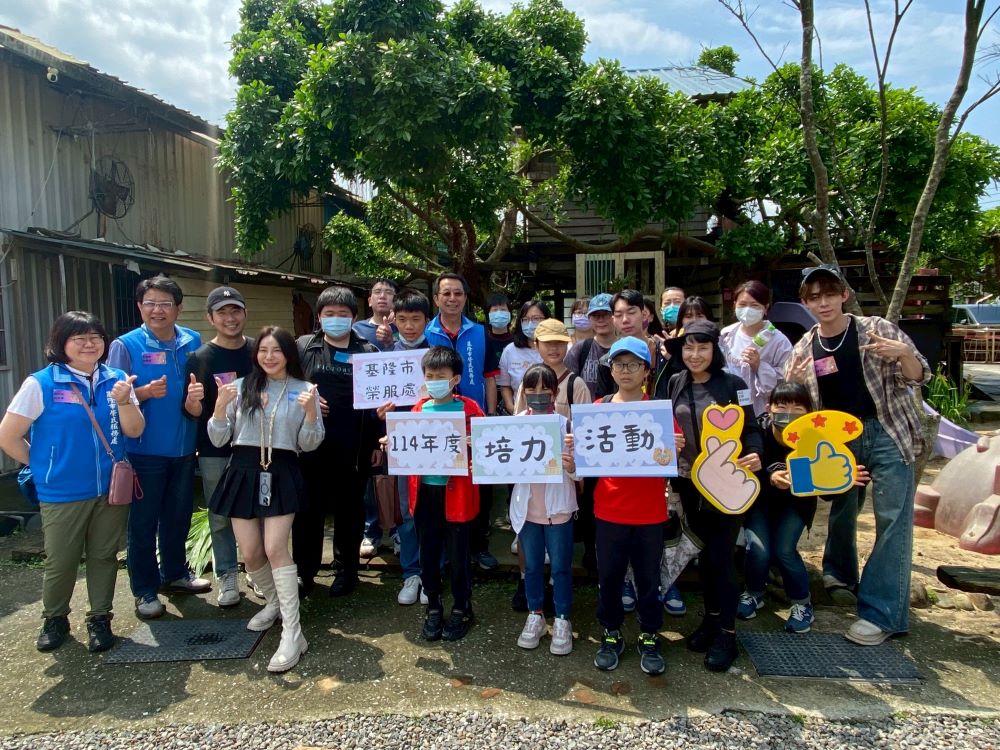 勇源教育發展基金會大力贊助 基隆榮服處遺孤培力活動愛的循環 3 《圖說》基隆市榮服處長方正(後排左二)率榮服處及李典諺講師、youtuber網紅Ruby、youtuber網紅Ario等專業團隊陪,伴孩子一同於Time奶奶•樹屋咖啡樂園合影,左二為副處長李復鄉。〈基隆榮服處提供〉