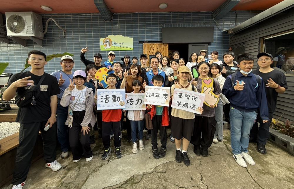 勇源教育發展基金會大力贊助 基隆榮服處遺孤培力活動愛的循環 5 《圖說》方正(二排中)與孩子及家長們一同於貪心咖啡餐廳合影。〈基隆榮服處提供〉