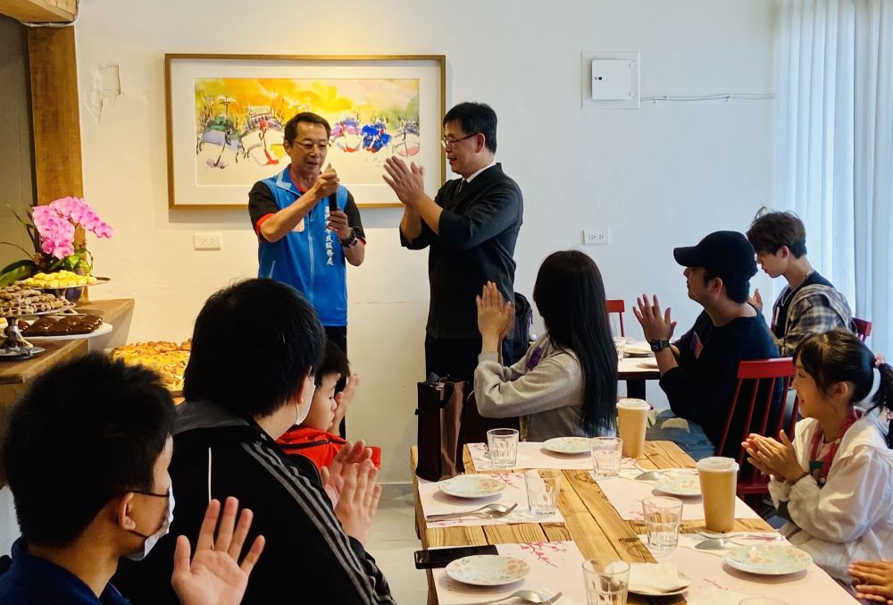 勇源教育發展基金會大力贊助 基隆榮服處遺孤培力活動愛的循環 4 《圖說》方正處長(立者左)與田中芳園許添尊執行長(立者右)一同勉勵孩子們並分享成長經驗。〈基隆榮服處提供〉