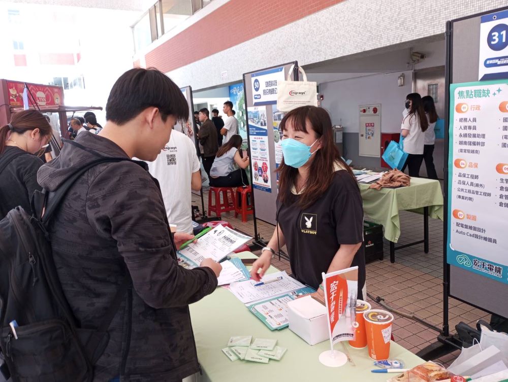 助學子掌握就業先機 龍華科大校園徵才逾2200職缺 7 《圖說》校園徵才現場,畢業學子積極與廠商面談與諮詢,瞭解產業現況。〈龍華科大提供〉