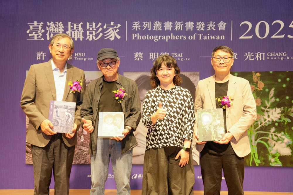 ▲文化部政務次長李靜慧（右2）、攝影家許蒼澤家屬許正園（左1）、攝影家蔡明德（左2）、攝影家章光和（右1）合影。(圖/文化部提供)