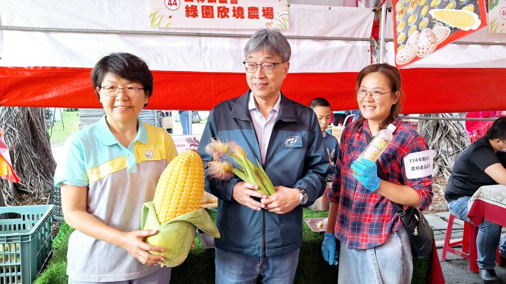 圖說3，在學青年農民代表農會現場展售多項特色農產品，展現農業公費班學員結合知識與