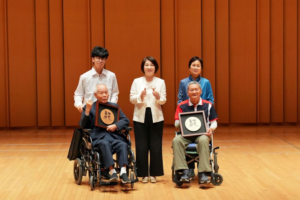 縣長周春米中）表揚黃谷川（右）及陳健哲（左）兩位 9旬高齡的榮譽志工
