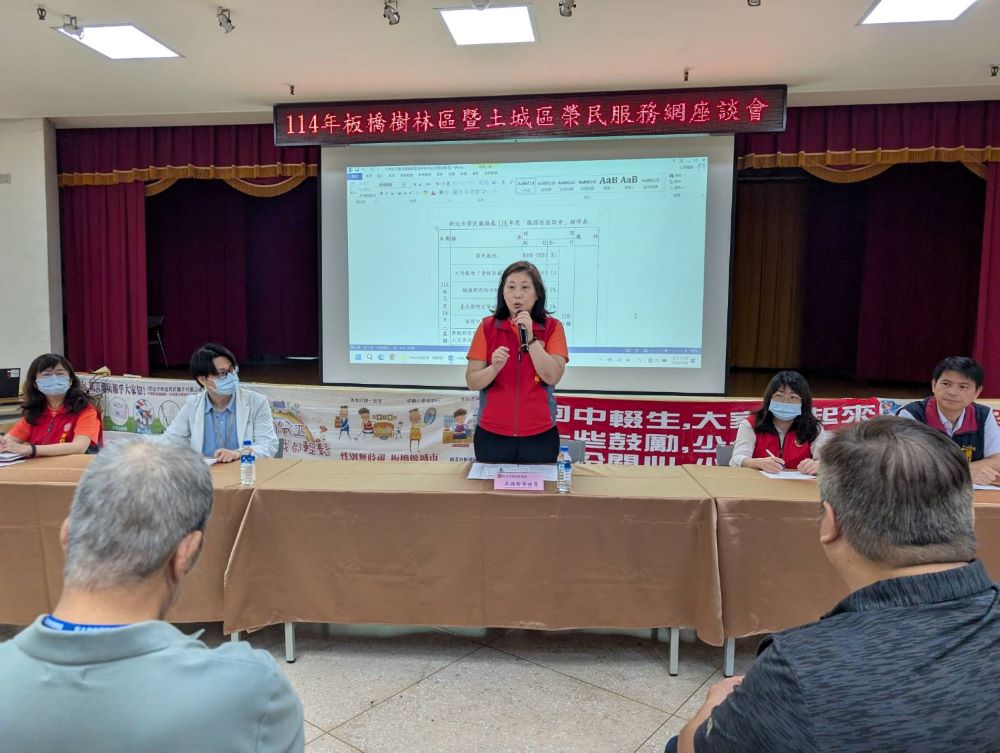 分區座談深入基層 新北榮服處傾聽民意即時處理 1 《圖說》吳曉慧總幹事耐心傾聽退除役官兵建言並逐一解答釋疑。〈新北市榮服處提供〉