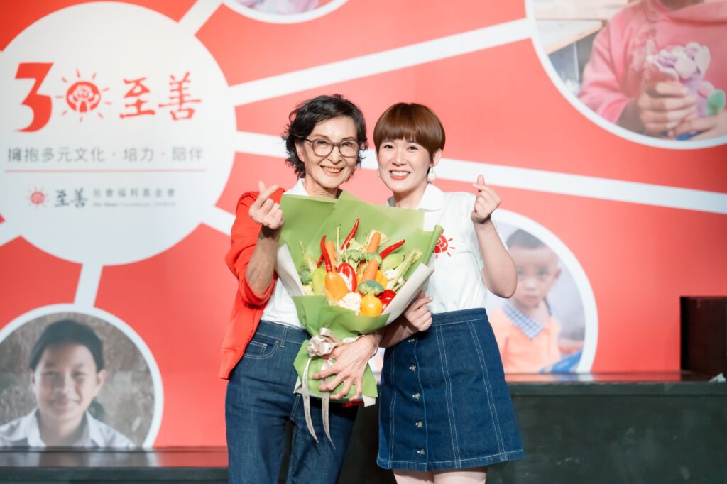 01 實力派演員孫可芳擔任「至善30」愛心大使，從永遠的公益大使陳淑麗手中接下重任，象徵愛的傳承