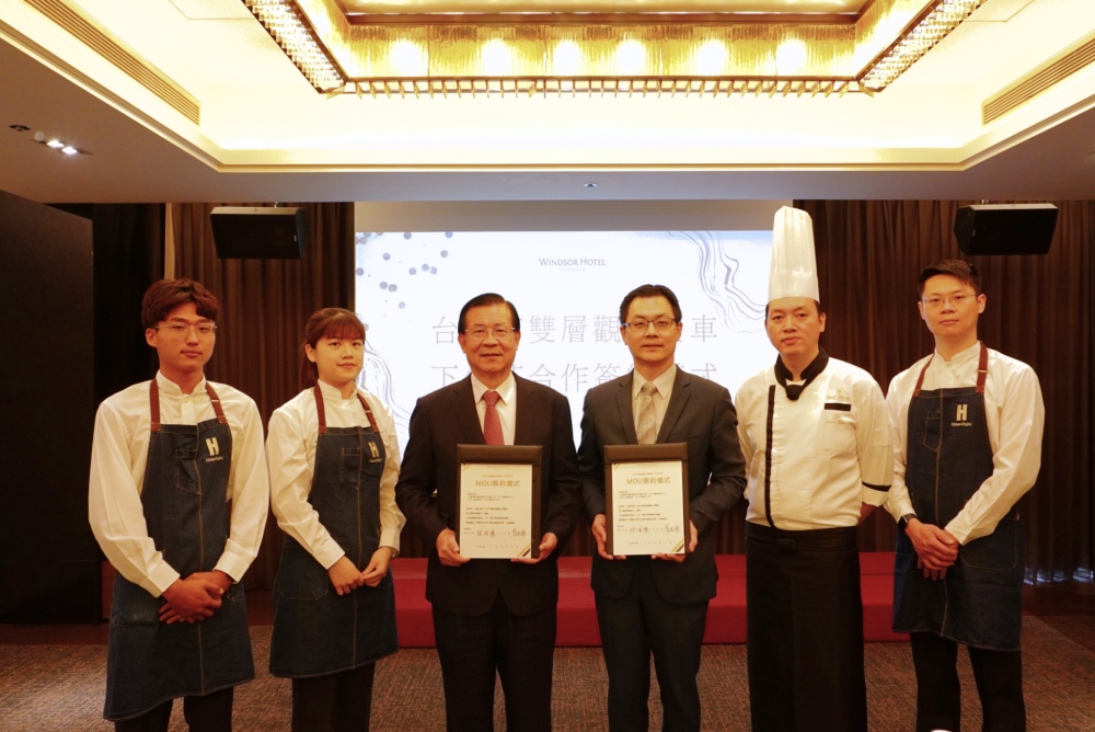 台中雙層觀光餐車母親節優惠開跑 裕元花園酒店簽約合作 五月壽星專屬優惠搶先享 2 ▲台中雙層觀光餐車與裕元花園酒店簽約儀式。(圖/e-go台灣租車旅遊集團提供)