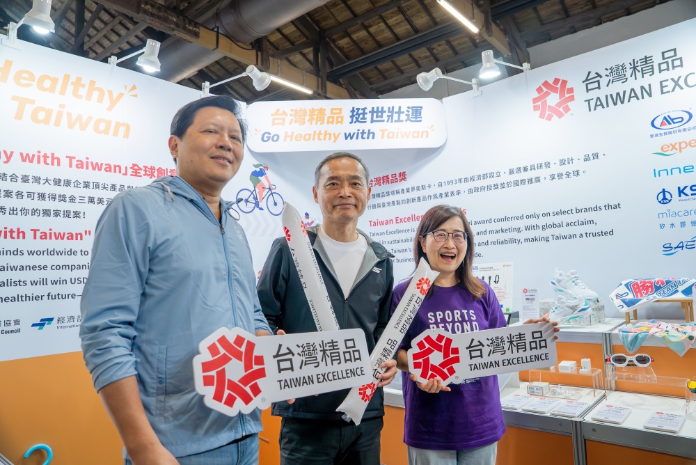 台灣精品攜手2025雙北世壯運 打造「明星應援健身房」展現臺灣大健康產業創新實力 1 ▲新北市副市長朱惕之(左)、貿協行銷處處長李文鉦(中)、臺北市副市長林奕華(右)參觀世壯運博覽會台灣精品健康專區,邀大家一起Go Healthy with Taiwan。(圖/主辦單位提供)