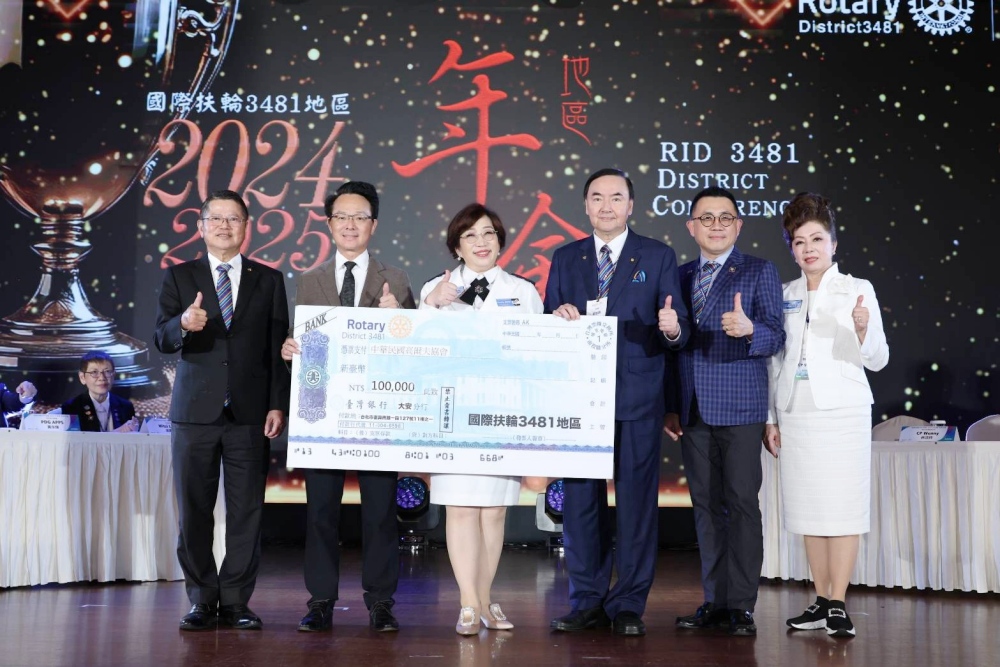 3481地區年度年會盛大舉行 呼應和平與無限可能的未來 1 ▲中華民國高爾夫協會副理事長陳茂仁(左起)、理事長王振松、3481地區總監劉影梅、中華民國高爾夫協會副理事長陳茂仁(左起)、理事長王振松、3481地區總監劉影梅、扶輪社員發展協調人賴志明、地區高球賽主委何睿豐、年會主委林汶玲等於捐贈儀式時合影。(圖/國際扶輪3481地區提供)