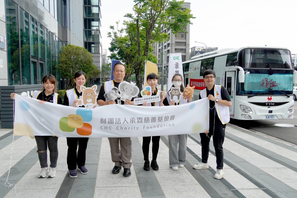 「心血來潮」熱血傳愛 承霖基金會捐血活動創佳績為公益注入新活力 1 ▲承霖慈善基金會參與「心血來潮」捐血活動,執行長李典穎(左三)與志工團隊合影,協助現場活動並推廣定期捐血的觀念。(圖/承霖慈善基金會提供)