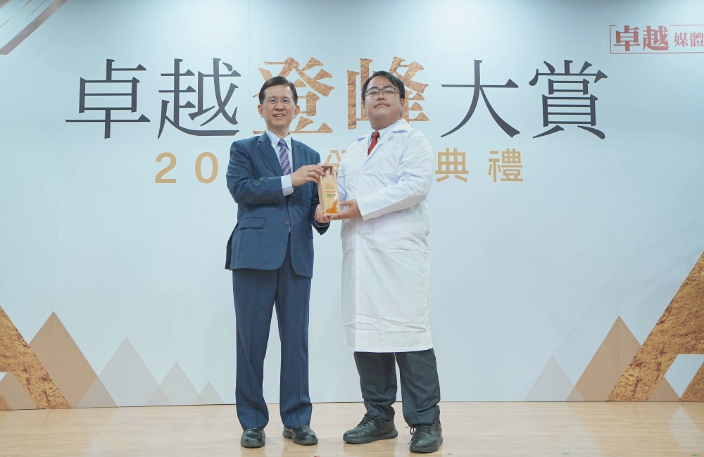 敦惟鎂生醫獲卓越登峰大賞科技創新獎 張鎮中引領醫藥市場創新發展 6 ▲敦惟鎂生醫董事長暨執行長張鎮中(右)代表出席卓越登峰大賞接受表揚,並由數位發展部黃彥男部長頒獎。(圖/敦惟鎂提供)