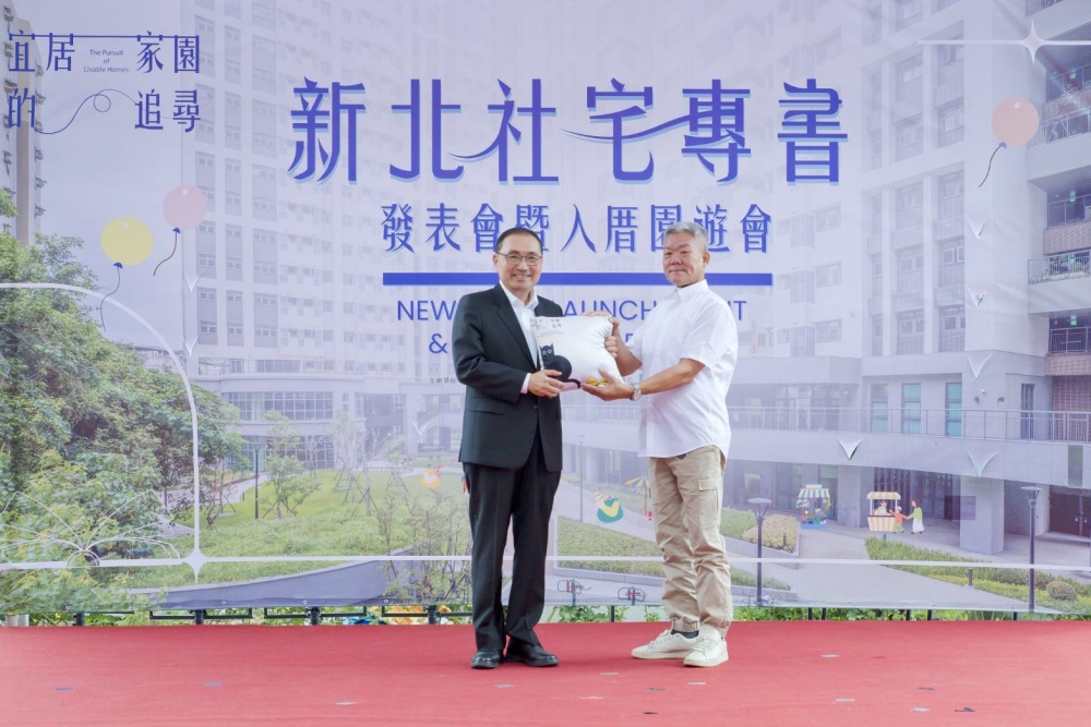 《新北社宅十年有成》專書發表 多元興辦引領全國典範 1 ▲侯友宜與中和安邦住戶代表王先生合照。(圖/城鄉局提供)
