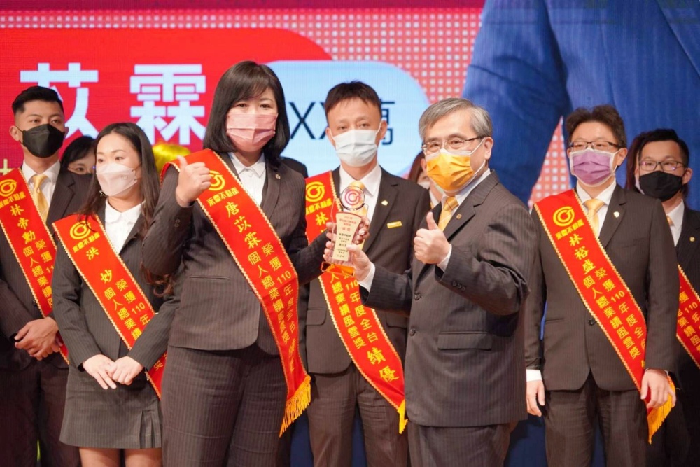 新竹買房的在地專家 新竹房仲首選 唐苡霖 1 ▲新竹房仲首選唐苡霖,致力於提升團隊的業績並打造優秀的銷售隊伍。(圖/業者提供)