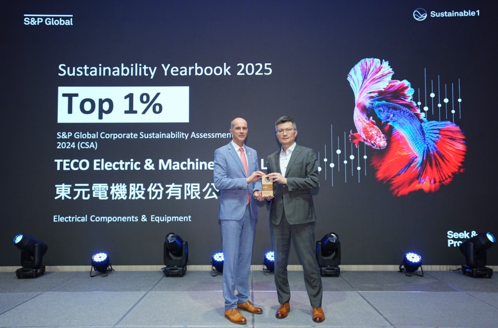 東元電機五度入選S&P永續年鑑 榮登全球Top 1%永續企業行列 1 ▲東元電機五度入選 S&P 永續年鑑,榮獲全球 Top 1% 永續企業殊榮,由 ESG 推動辦公室施昂廷處長(右)代表受獎,頒獎人為標普全球CSA企業參與負責人 Robert Dornau(左)。(圖/東元電機提供)