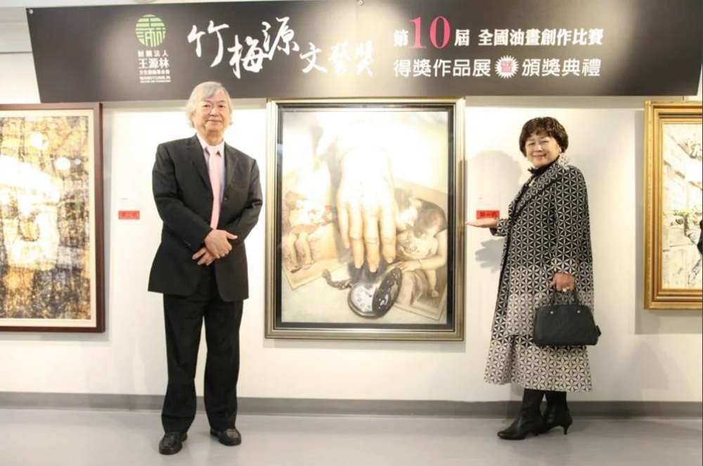 王源林美術獎徵件 60萬最大獎抱回家 6 ▲喜愛油畫的王源林董事長伉儷10多年努力拔擢在地藝術家。(圖/財團法人王源林文化藝術基金會提供)