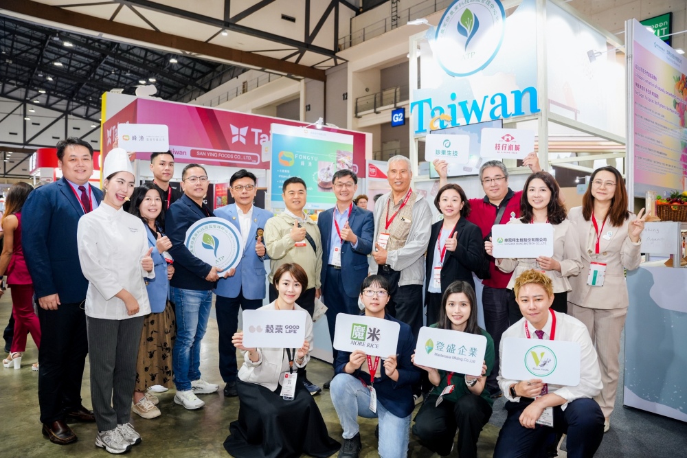臺灣農業科技園區登場 2025泰國國際食品展 攜手8大業者搶攻東協市場 1 ▲2025泰國國際食品展,農科園區廠商大合影。(圖/主辦單位提供)