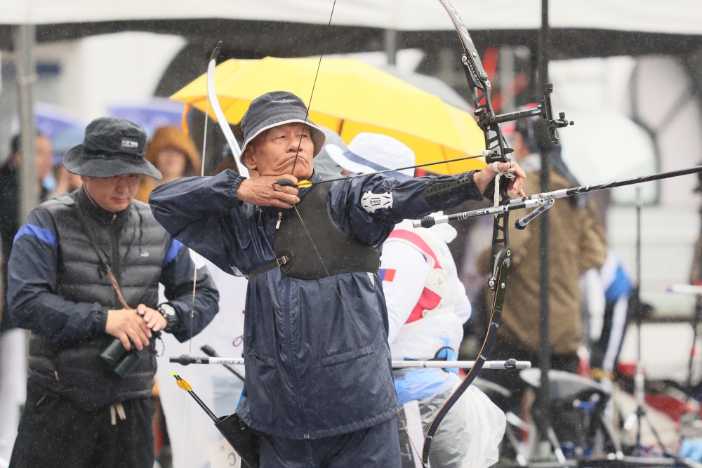 藝人亮哲爸爸是前射箭國手 陳志洋風雨中出賽世壯運 1 ▲藝人亮哲爸爸是前射箭國手,及陳志洋風雨中出賽世壯運。(圖/新北市政府提供)