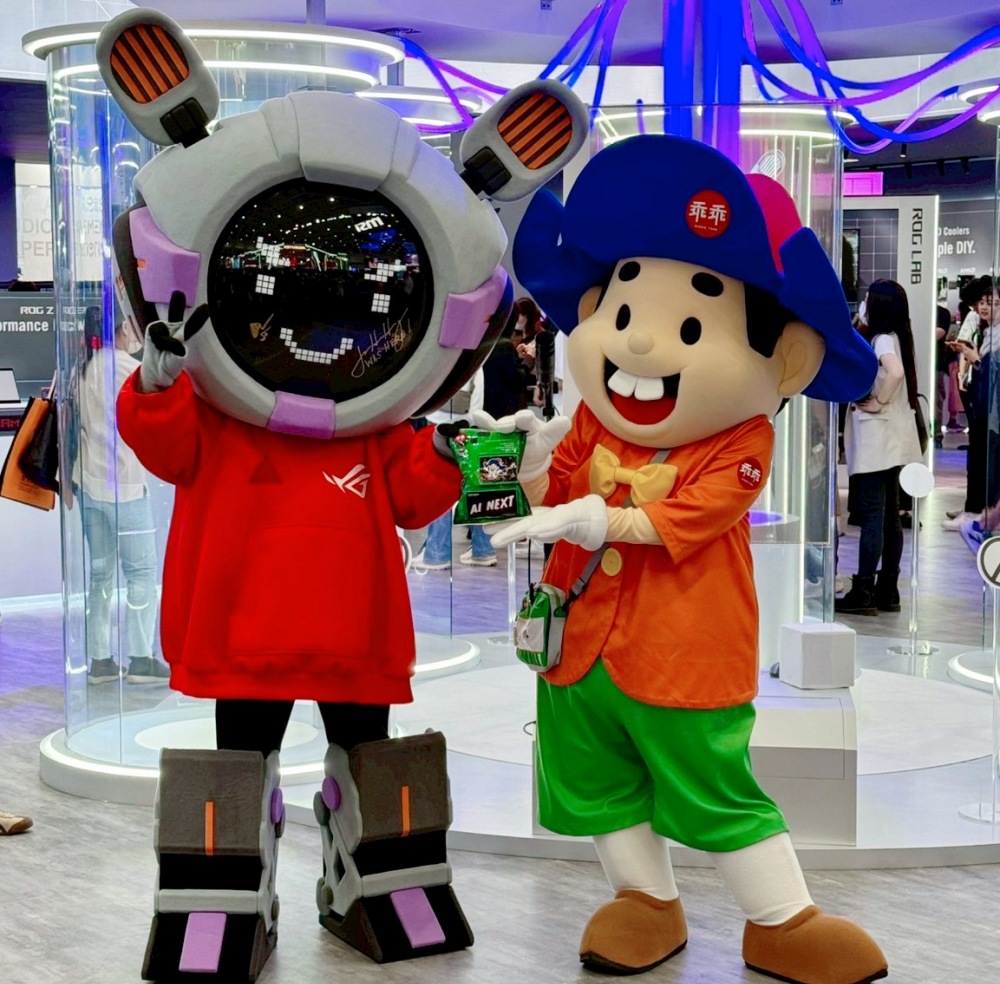 乖乖現身 COMPUTEX 最潮聯名小物掀話題 AI也要乖乖 2 ▲乖乖到 COMPUTEX 合體品牌吉祥物,強強聯手成為最萌保庇力。(圖/乖乖提供)