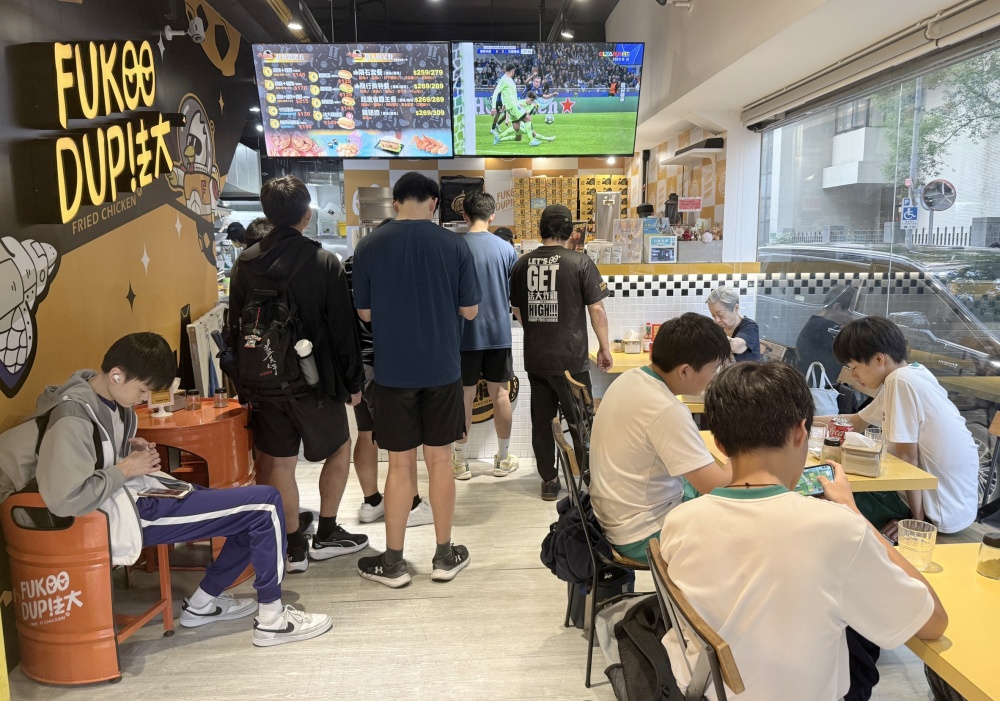 母親節美食不老套 炸雞業者推寵愛媽咪優惠 2 ▲北部預訂餐點人潮。(圖/法大炸雞提供)