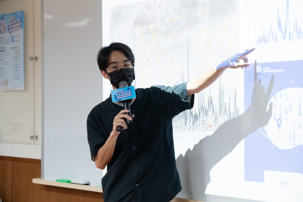 「2025第三屆諾大師海洋大數據競賽」熱烈徵件中 2 ▲國立中山大學「大學要4年畢業」於南部說明暨交流活動上經驗分享。(圖/國家海洋研究院提供)