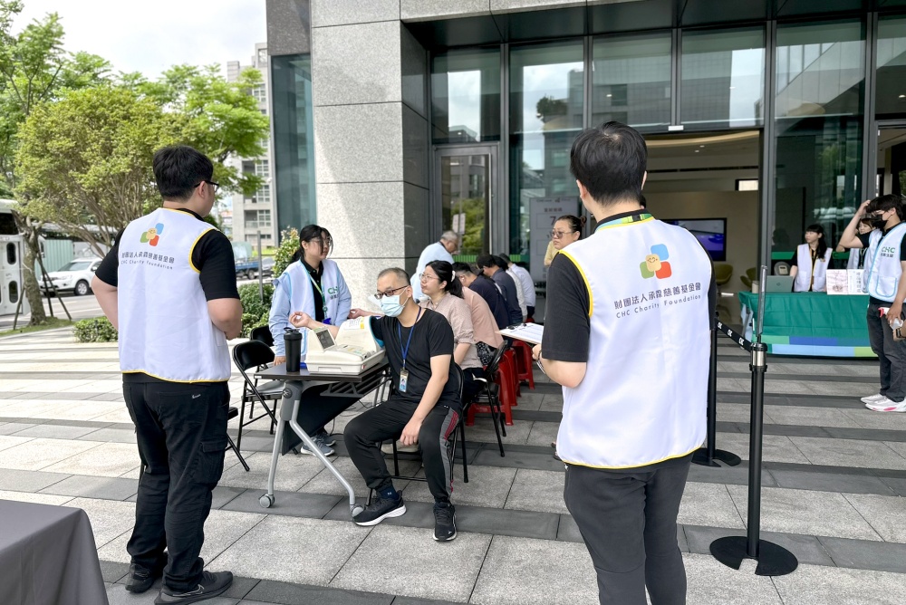 「心血來潮」熱血傳愛 承霖基金會捐血活動創佳績為公益注入新活力 2 ▲承霖慈善基金會志工協助「心血來潮」捐血活動現場,落實「以行動支持醫療、以關懷滋養社會」的理念。(圖/承霖慈善基金會提供)