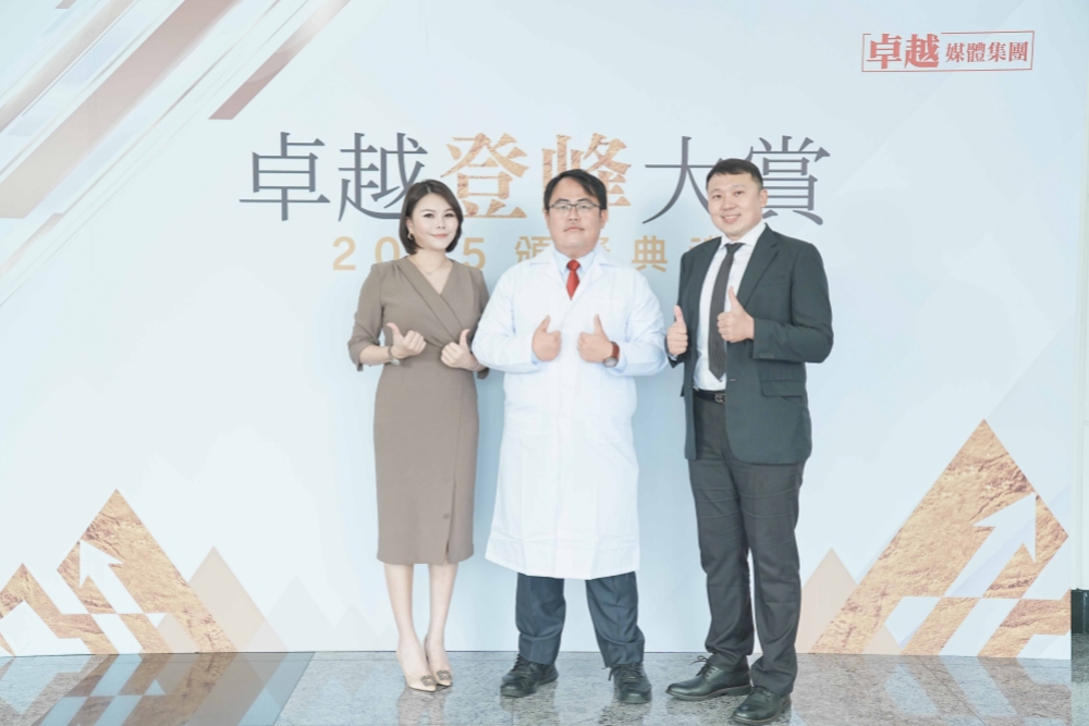 敦惟鎂生醫獲卓越登峰大賞科技創新獎 張鎮中引領醫藥市場創新發展 7 ▲敦惟鎂榮獲卓越登峰大賞科技創新獎。董事長張鎮中(左二),左一為總監鄭依心,右一為行銷業務總監林鉅澄。(圖/敦惟鎂提供)