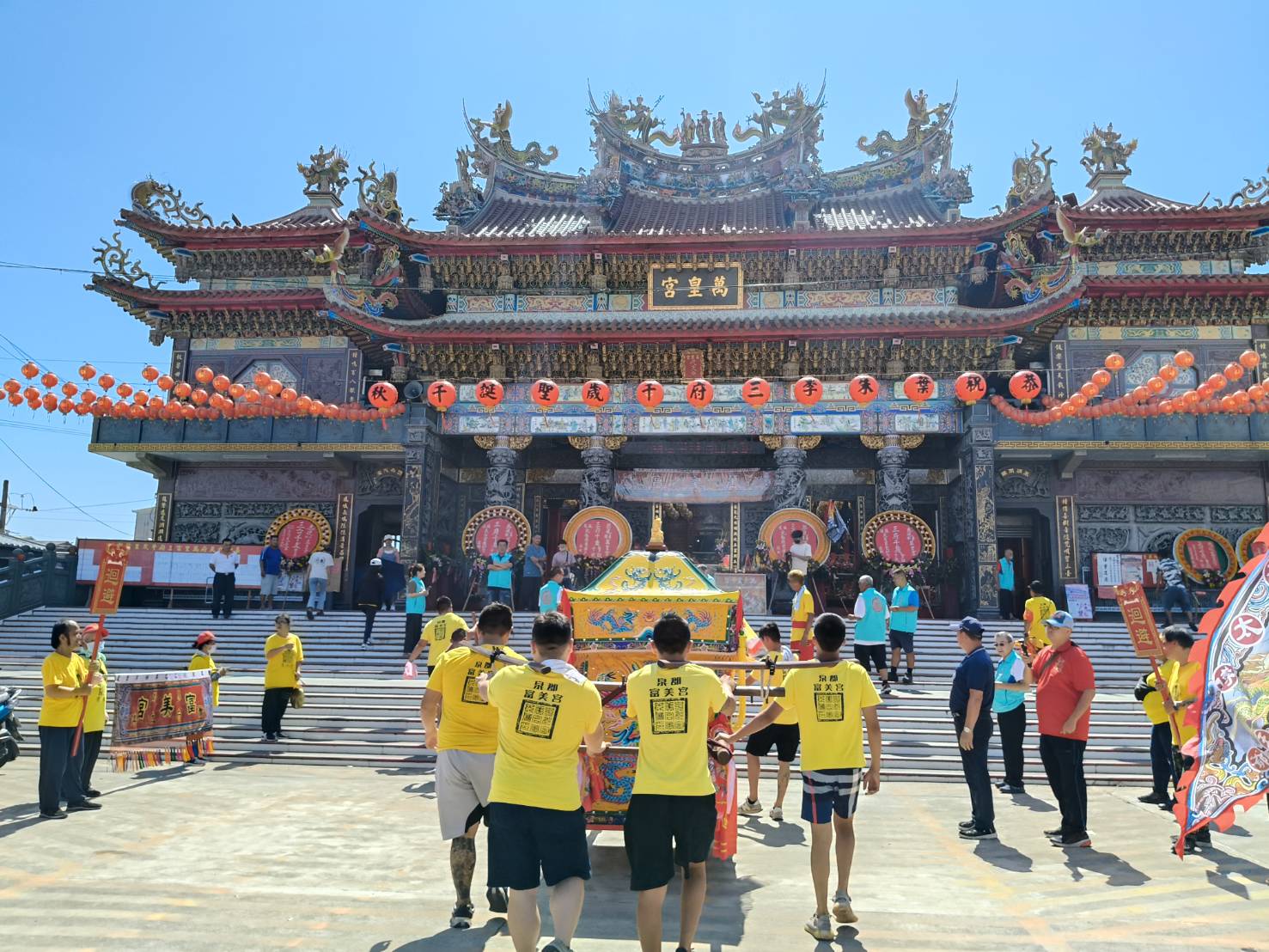 泉郡富美宮蕭太傅巡安遶境見證百年傳承 王船祭典由來更加深植人心 2 ▲蕭太傅遶境隊伍行經氣勢恢宏的喜樹萬皇宮。(圖/主辦單位提供)
