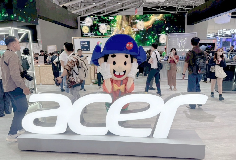 乖乖現身 COMPUTEX 最潮聯名小物掀話題 AI也要乖乖 3 ▲乖乖突襲展場,科技大廠紛邀請拍照加持。(圖/乖乖提供)