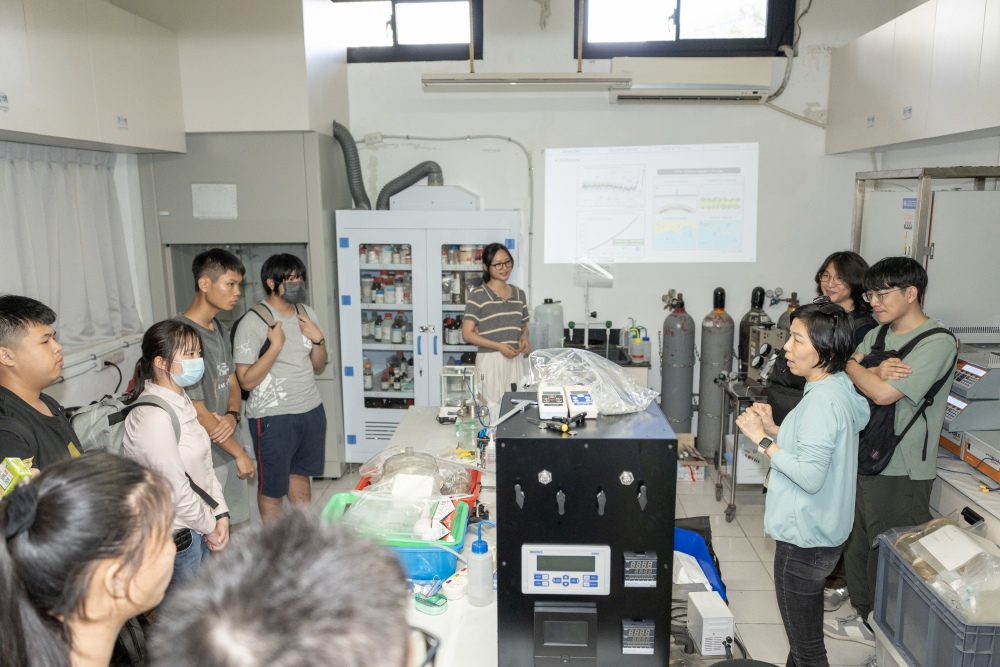 「2025第三屆諾大師海洋大數據競賽」熱烈徵件中 3 ▲國立臺灣大學新碳勘科技研究中心主任劉雅瑄介紹二氧化碳與岩石水化合反應實驗室。(圖/國家海洋研究院提供)