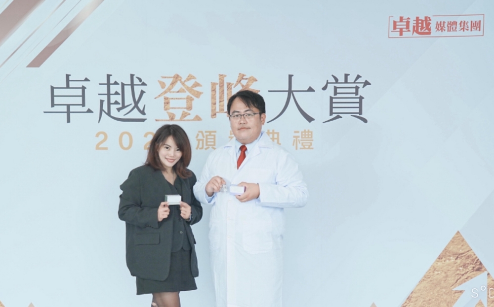 敦惟鎂生醫獲卓越登峰大賞科技創新獎 張鎮中引領醫藥市場創新發展 8 ▲敦惟鎂在產品設計上具體落實永續,並積極推動推動友善工作制度,左一為公關總監葉倩如。(圖/敦惟鎂提供)