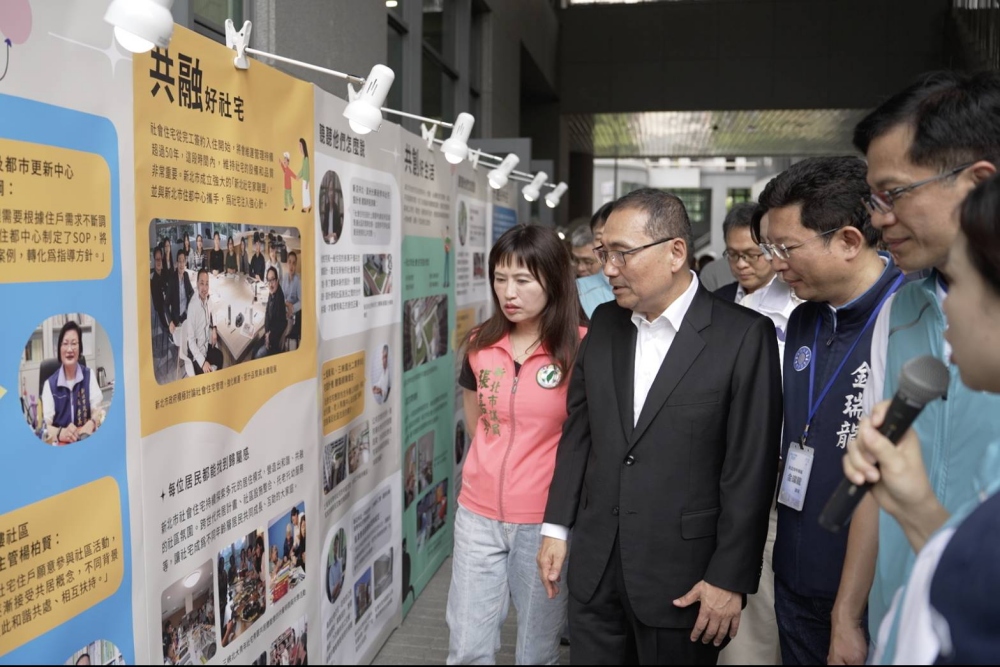 《新北社宅十年有成》專書發表 多元興辦引領全國典範 3 ▲社宅專書成果發表會,由市長侯友宜出席見證新北推動社會住宅十年來的重要里程碑。(圖/城鄉局提供)