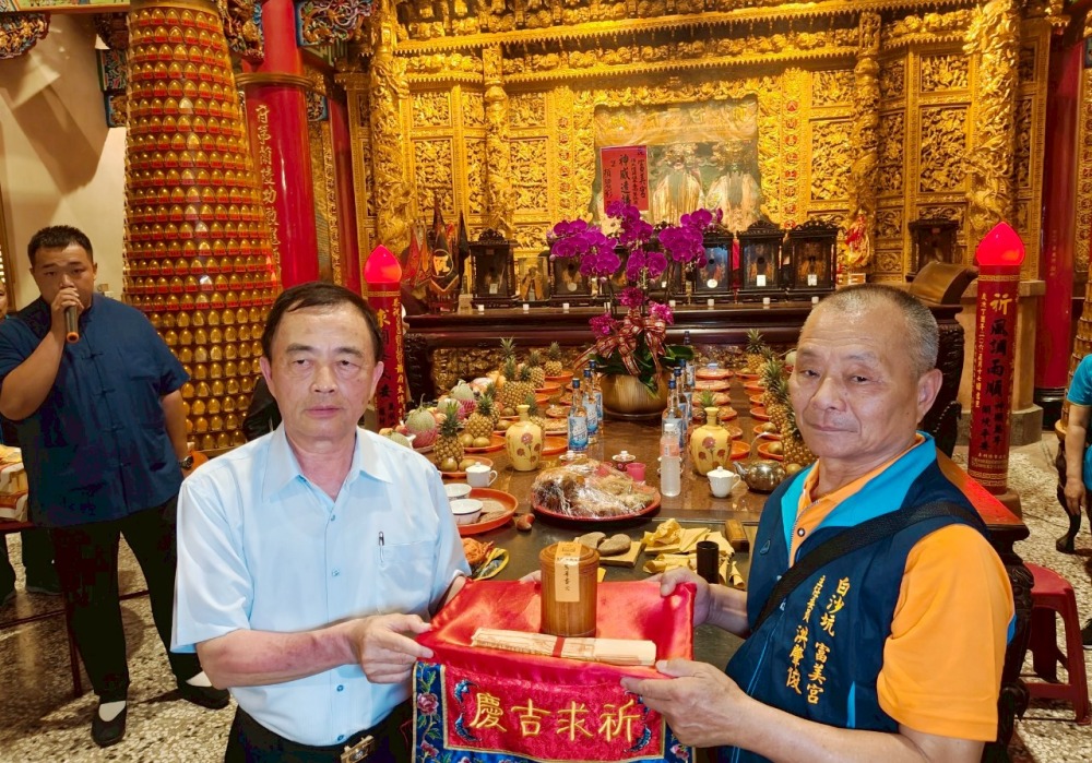 泉郡富美宮蕭太傅巡安遶境見證百年傳承 王船祭典由來更加深植人心 3 ▲前立委林滄敏(左)在蕭太傅遶境彰化時特別抽空參與。(圖/主辦單位提供)