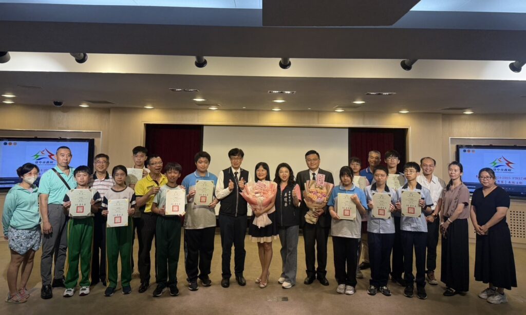 中市溪南國中勇奪FIRST機器人冠軍 教育局長頒獎肯定科技實力 1 06來賓與得獎師生大合影 0