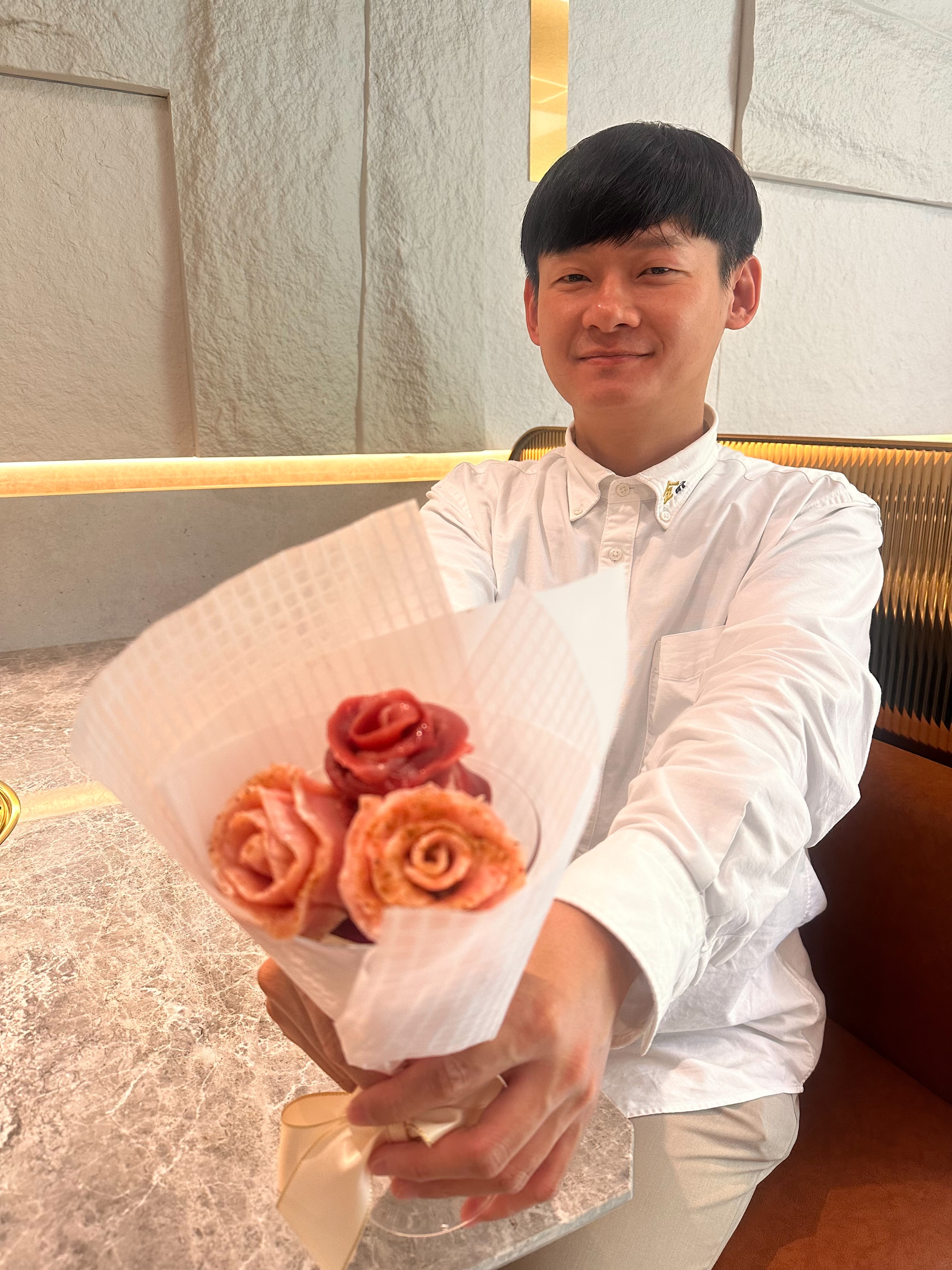 07 活動期間，凡加購任一套餐再加價360元，更可獲得限量「肉肉花」乙份！以新鮮和牛手工擺盤為花束造型，不只顏值破表、香氣撲鼻，更是全場目光焦點，為媽媽創造一場視覺與味覺的雙