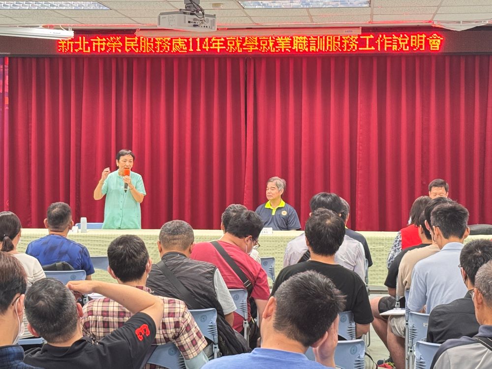 助轉銜民間職場 新北榮服處就學就業說明會熱絡圓滿 1 《圖說》說明會由林振生處長(中)主持,輔導會就業處池玉蘭處長(左)到場關心新北市退除役官兵需求,座談氣氛熱絡。〈新北榮服處提供〉