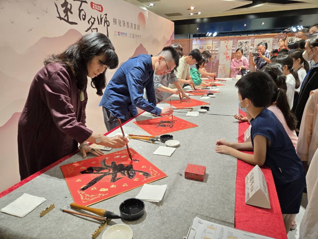 新竹遠百攜手亞東科大迎春暉 書法名師揮毫送福卡獻祝福 2 114050511