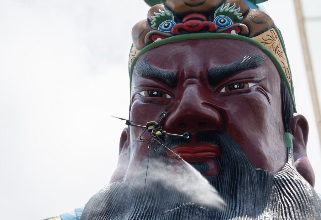 畢業馬拉松真「馬」上陣!竹市普天宮首創AI無人機清洗關聖帝君神像 1 11405181