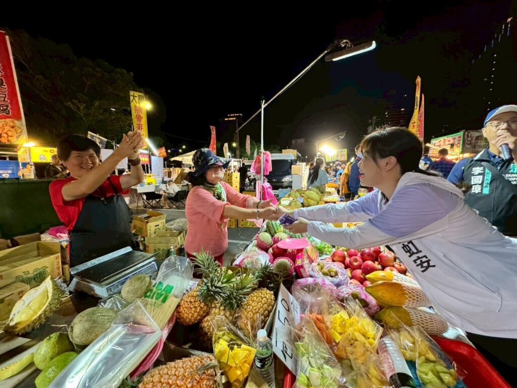 高虹安逛夜市感受人情溫度 民眾高喊加油:一定出門投不同意票 2 114052511