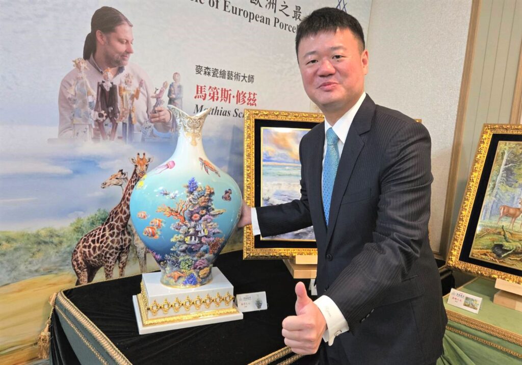 「至臻麥森」特展插旗新竹大遠百 馬第斯大師現身分享瓷藝風華 3 114052812