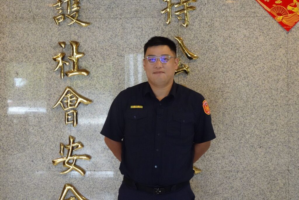 蹲坐車旁飲酒躲巡邏員警 中正一警盤查竟為詐欺通緝 2 1747530822065