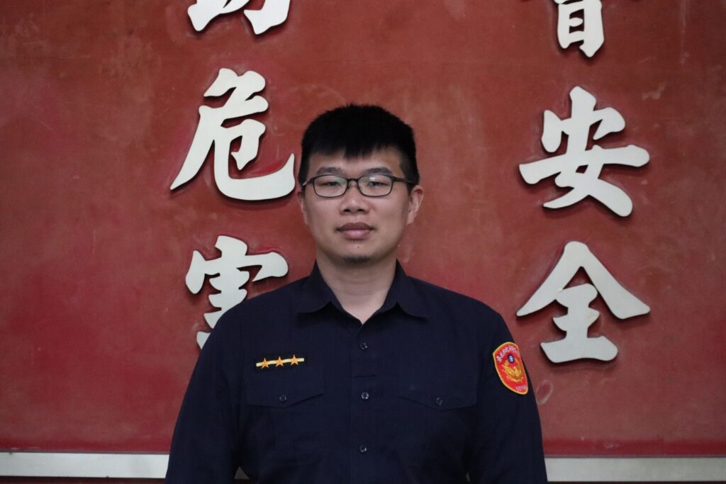 老翁迷途徘徊土地公廟 文一暖心警協助返家 1 1748053785879