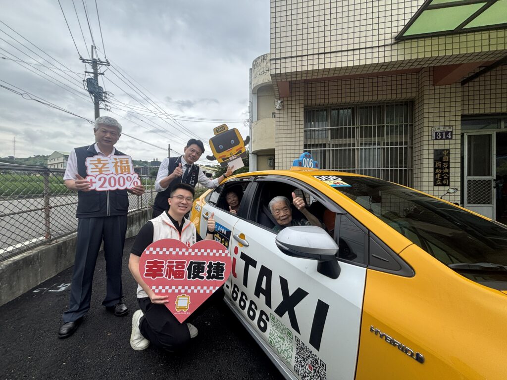 97歲的洪王嬌阿嬤每天都會搭乘小黃公車到樂齡據點上課