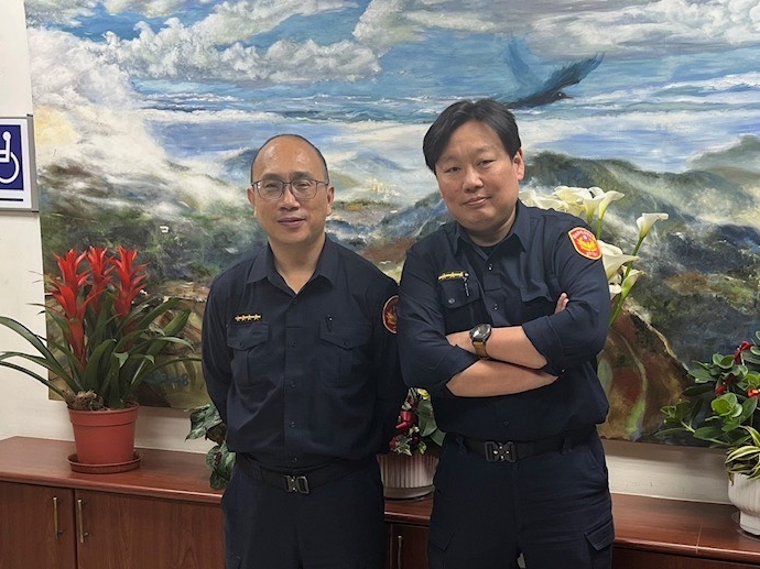 揪感心 夜遊陽明山車輪陷山溝受困 北投警解圍送暖 2 MEITU 20250503 090123874