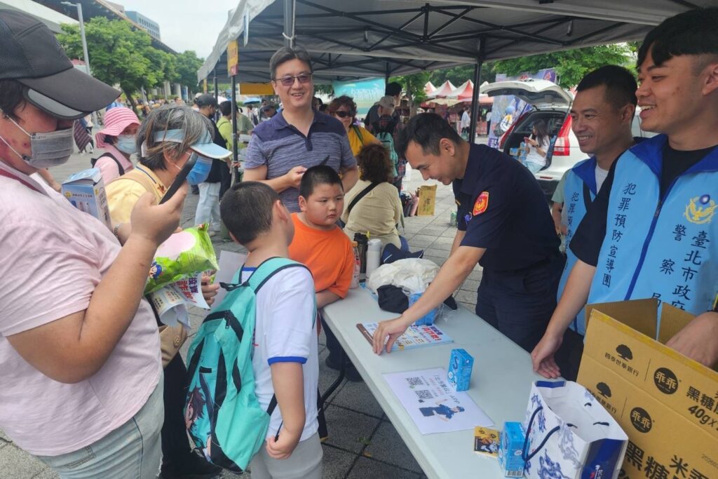 健走捐血也防詐 北市警圓山站設攤人氣旺 1 MEITU 20250505 124852541