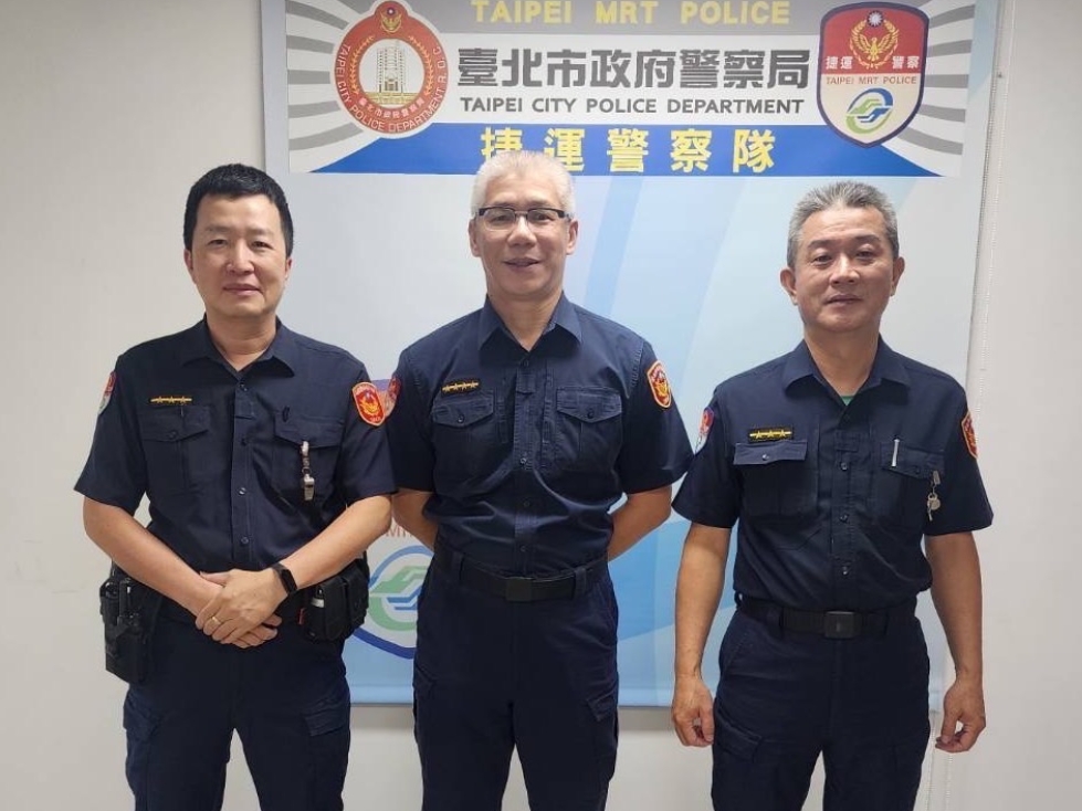 冷藏櫃縫隙驚見皮夾 捷警眼尖發現 抽絲剝繭憑一張復健卡線索成功尋回失主 1 MEITU 20250509 100525789