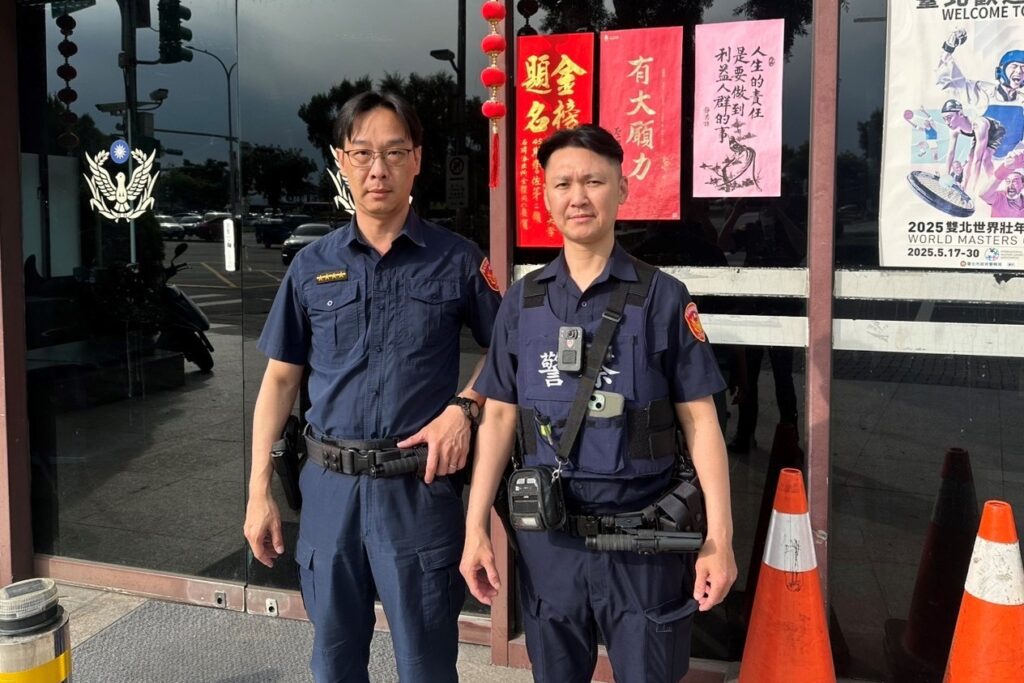 失智老翁跌坐路邊身體不適 熱心警察助其返家 1 MEITU 20250524 160630570
