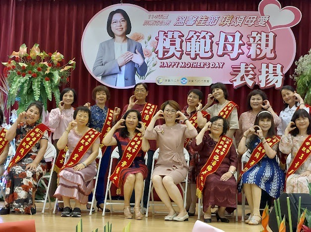 屏東市「琪頌母愛」周佳琪與65位模範母親共享榮耀 1 S 116006978 0
